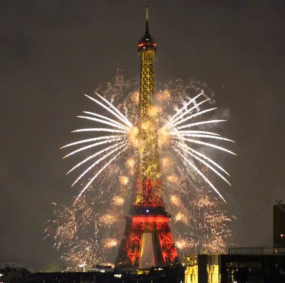 Paris illumine le ciel pour la Fête Nationale : un spectacle majestueux mettant en valeur la culture brésilienne