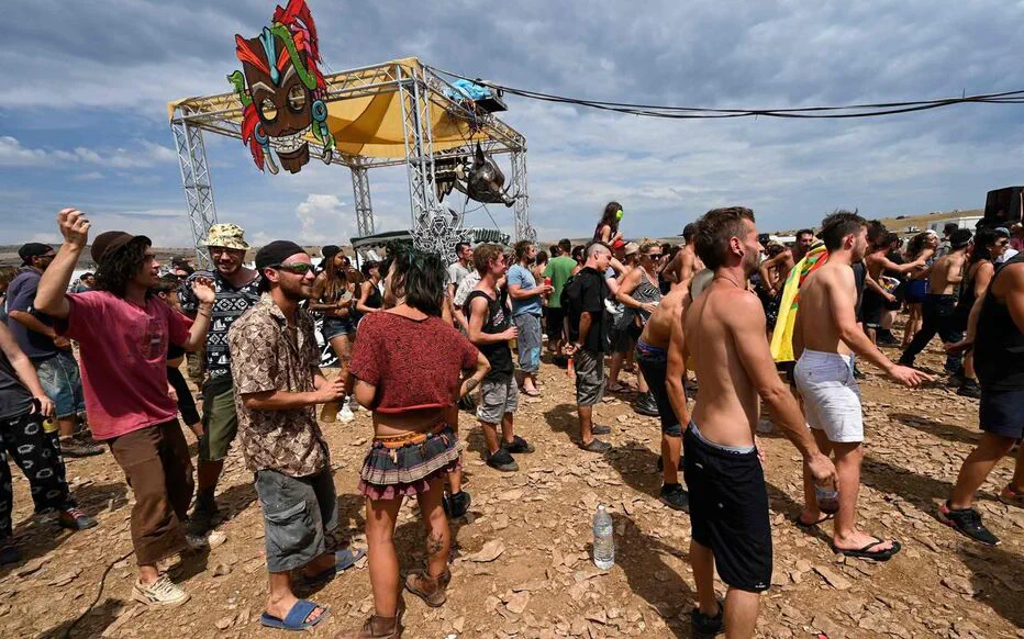 Rave party : les participants commencent à quitter les lieux après trois jours de fête