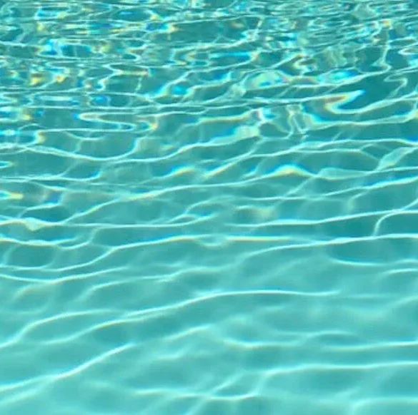 Révolutionnez l'entretien de votre piscine avec des skimmers de surface