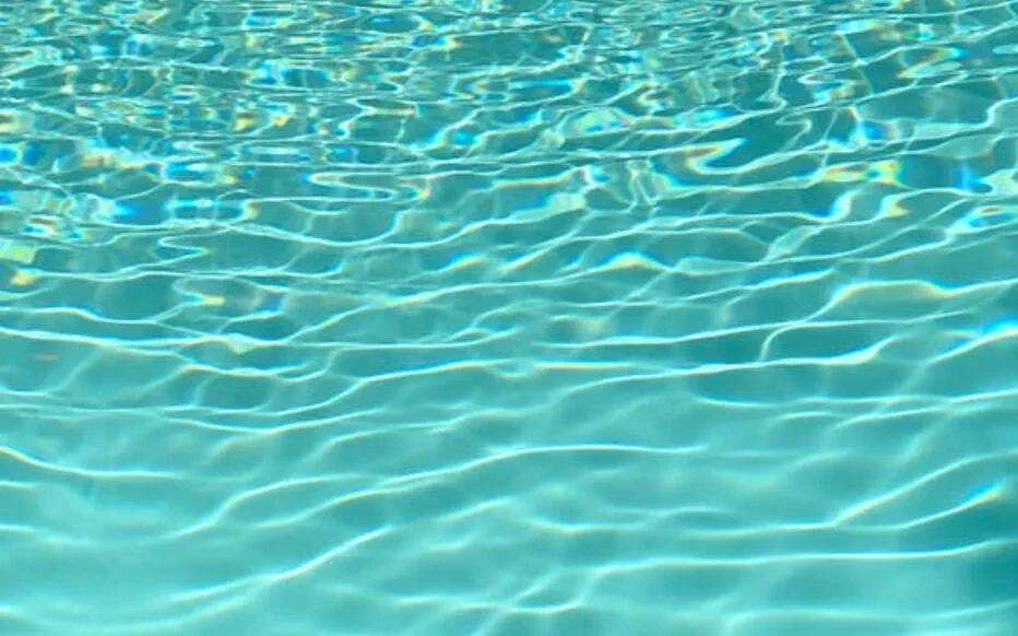 Révolutionnez l'entretien de votre piscine avec des skimmers de surface