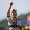 Tadej Pogacar domine les Pyrénées et prend le contrôle du Tour de France