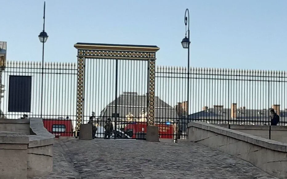 Tragédie au château de Versailles : la mort d'une jeune fille met en lumière les dangers des urgences médicales