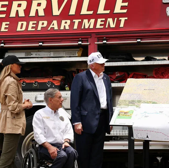 Trump rend visite aux victimes des inondations au Texas