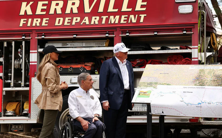 Trump rend visite aux victimes des inondations au Texas