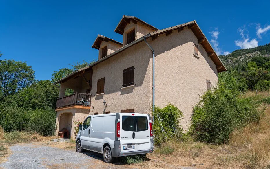 Tuerie familiale dans les Alpes-de-Haute-Provence : une impasse chaotique bitumée