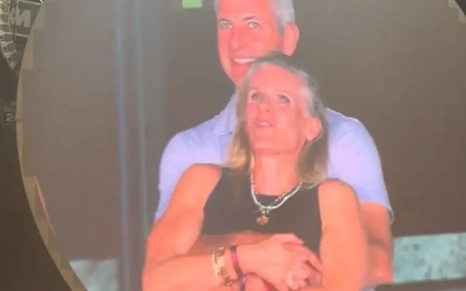 Un baiser surpris par la « KissCam » lors d'un concert de Coldplay