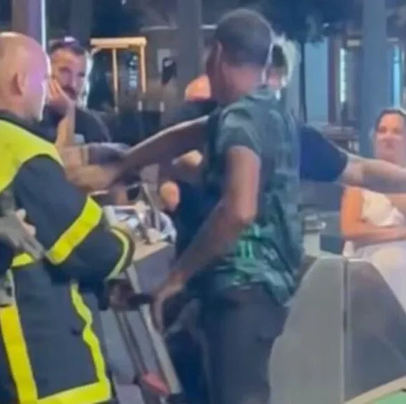 Un homme chute dans une poubelle enterrée et vit une soirée cauchemardesque