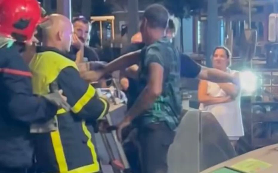 Un homme chute dans une poubelle enterrée et vit une soirée cauchemardesque