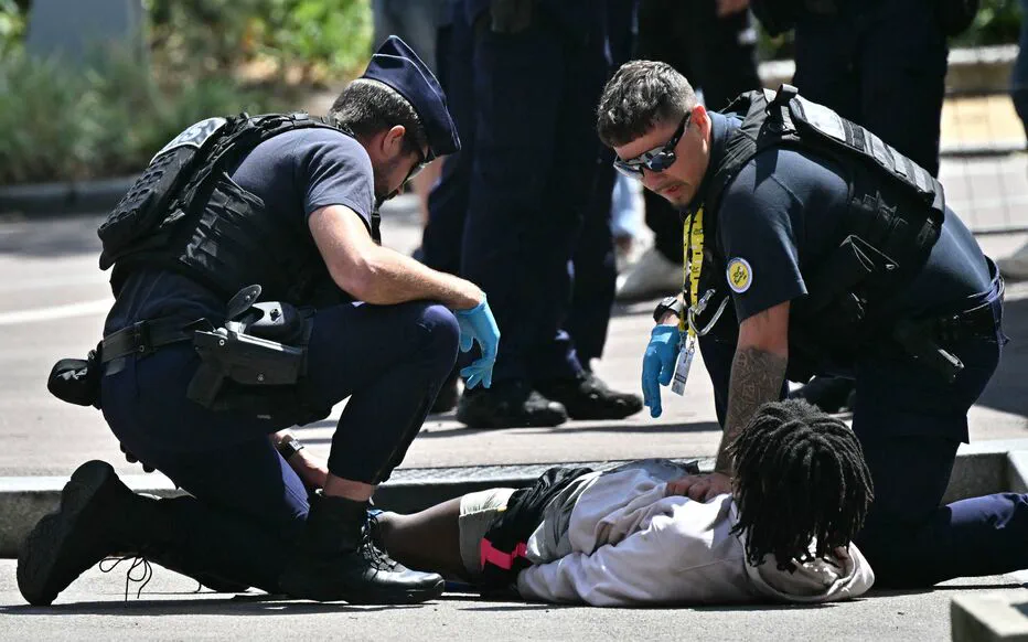 Un incident lors du Tour de France à Rouen fait craindre le pire, un homme armé en fuite