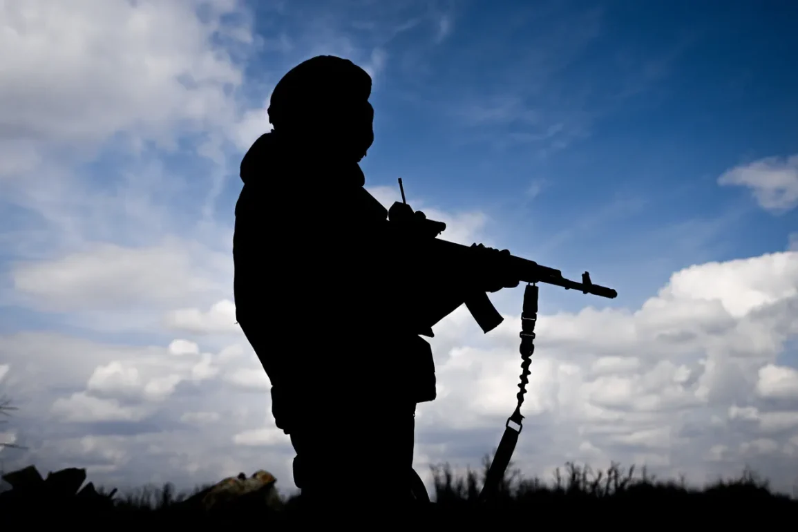 Un soldat russe cherche de l'aide après un vol de voiture par un camarade