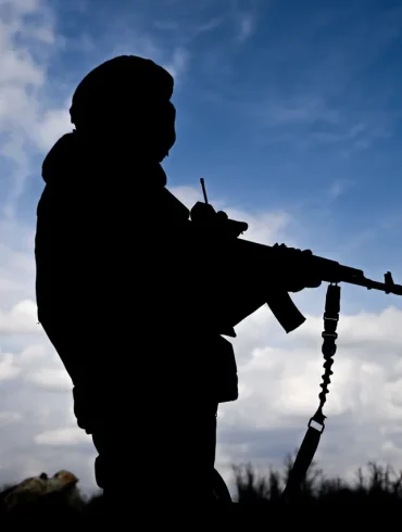 Un soldat russe cherche de l'aide après un vol de voiture par un camarade