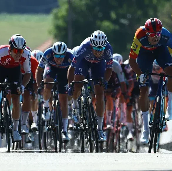 Une course serrée entre les sprinteurs sur les routes de la Mayenne