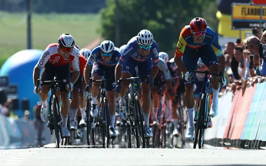 Une course serrée entre les sprinteurs sur les routes de la Mayenne