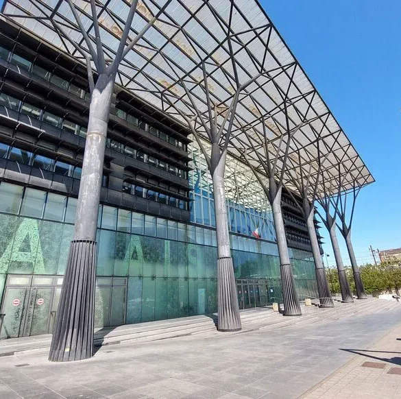 Une justice aux deux visages : Justine échappe à la prison