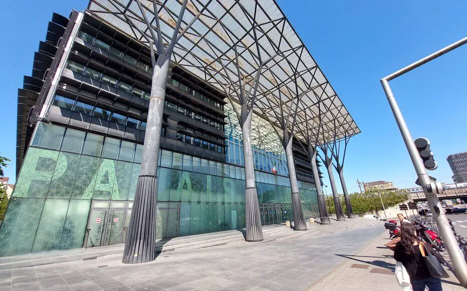 Une justice aux deux visages : Justine échappe à la prison