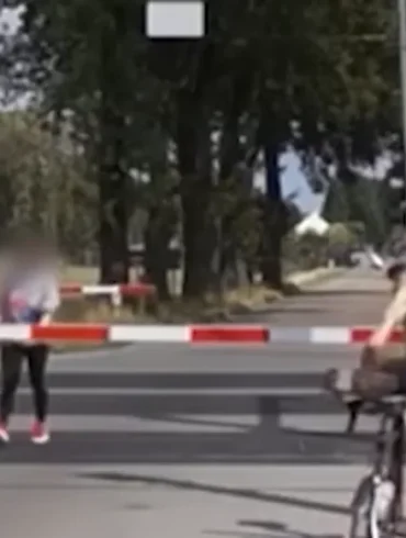 Une mère irresponsable filmée en train de traverser un passage à niveau avec ses filles, en dépit du danger