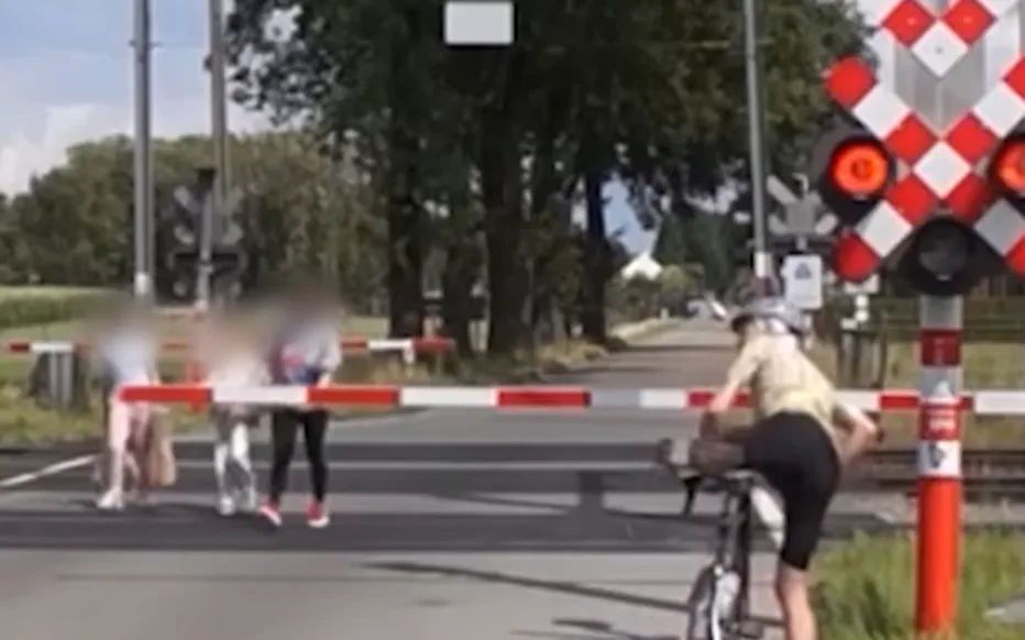 Une mère irresponsable filmée en train de traverser un passage à niveau avec ses filles, en dépit du danger