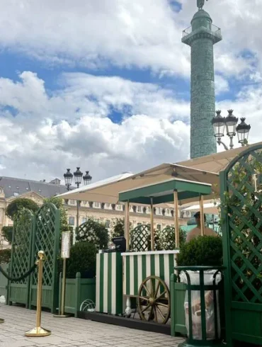 Une terrasse éphémère au cœur de Paris : l'expérience unique de la place Vendôme