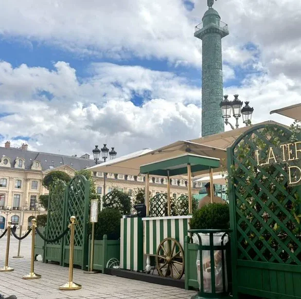 Une terrasse éphémère au cœur de Paris : l'expérience unique de la place Vendôme