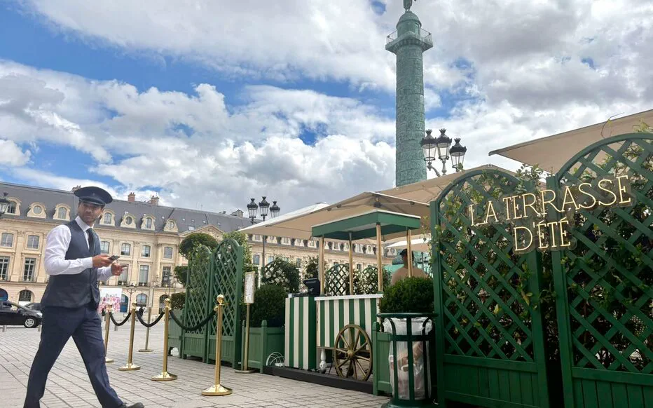 Une terrasse éphémère au cœur de Paris : l'expérience unique de la place Vendôme
