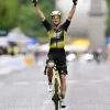 Wout Van Aert crée la sensation sur les marches de Paris