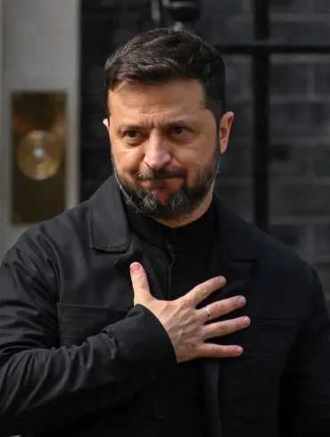 Zelensky exhorte les États-Unis à fournir des armes défensives alors que l'invasion russe se poursuit