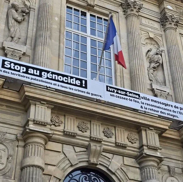 Banderole pro-Palestine : le litige entre le maire d'Ivry et la préfecture se prolonge