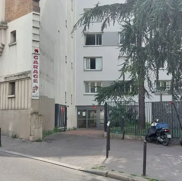 Choc à Paris après une violente agression dans un immeuble résidentiel