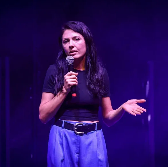 Elena Nagapetyan se moque des admirateurs maladroits dans une nouvelle vidéo amusante