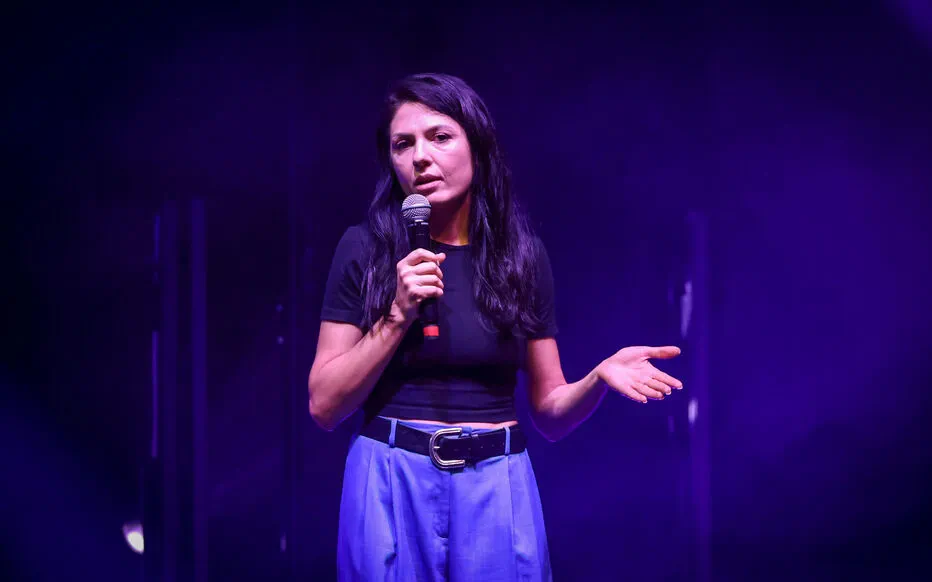 Elena Nagapetyan se moque des admirateurs maladroits dans une nouvelle vidéo amusante