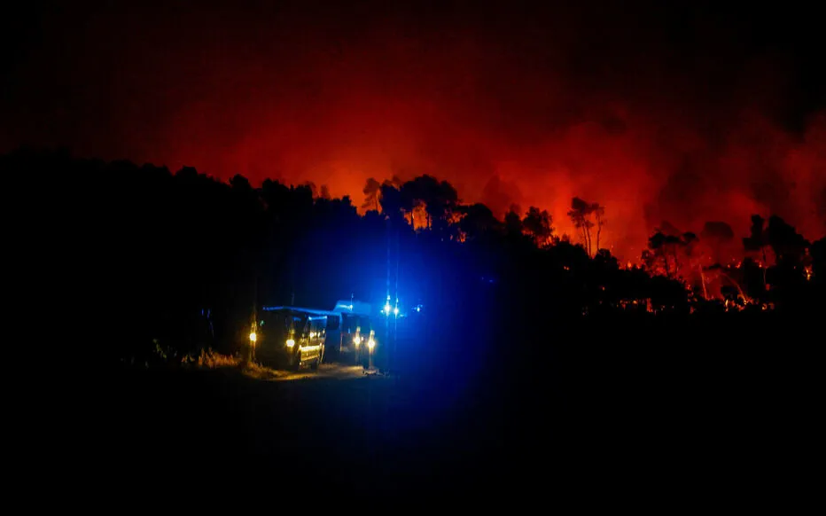 Feu de nuit dans l'Aude : la lune rousse illumine Saint-Laurent-de-la-Cabrerisse