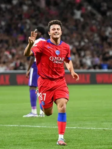 João Neves illumine Paris avec un triplé spectaculaire