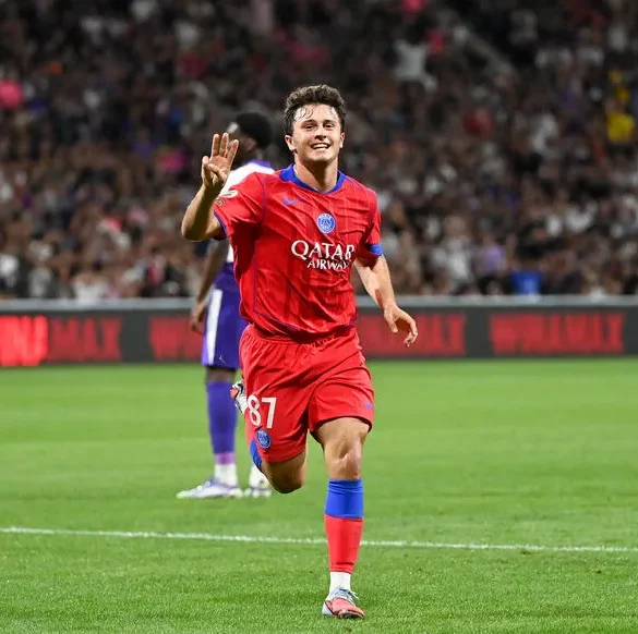 João Neves illumine Paris avec un triplé spectaculaire