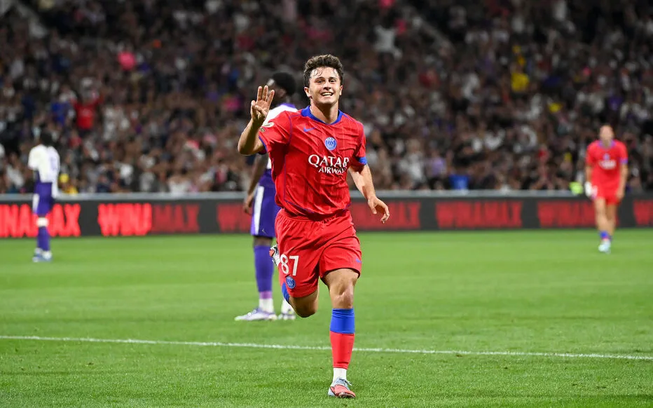 João Neves illumine Paris avec un triplé spectaculaire