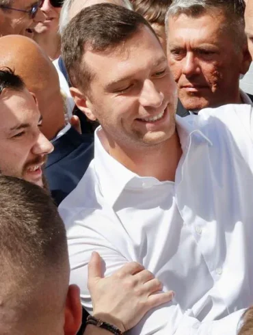 Jordan Bardella, star montante du RN, attire l'attention lors d'un meeting dans la Marne