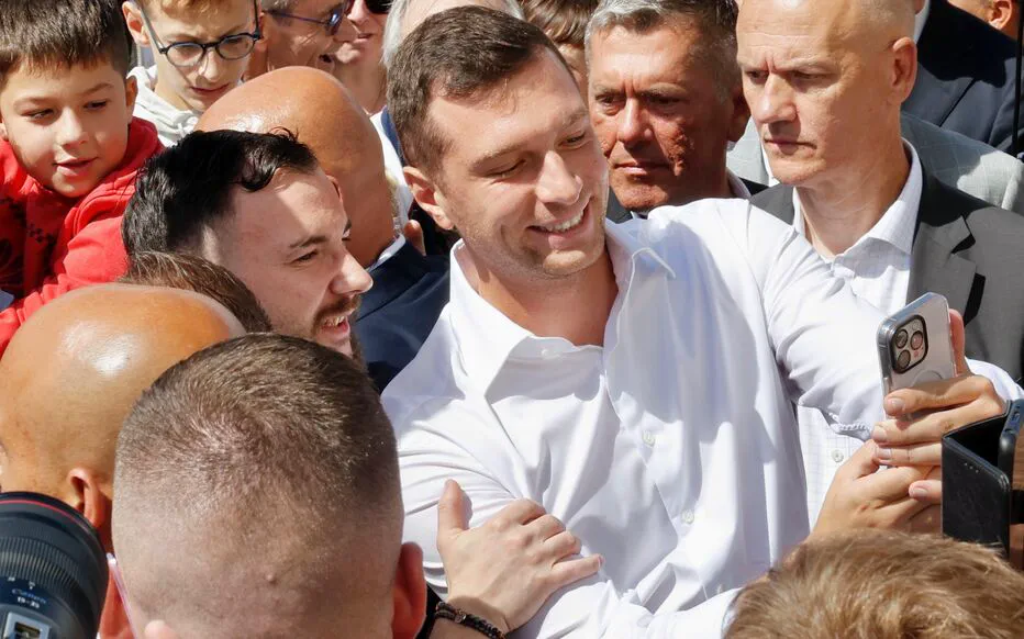 Jordan Bardella, star montante du RN, attire l'attention lors d'un meeting dans la Marne
