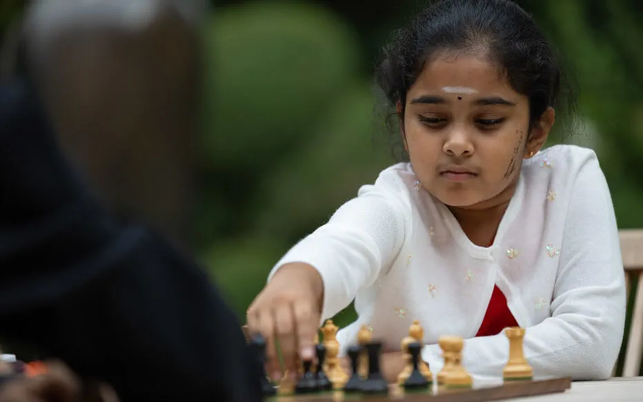 La jeune prodige des échecs, Bodhana Sivanandan, fait une entrée remarquée dans l'histoire
