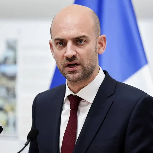 Le ministre français des Affaires étrangères, Jean-Noël Barrot, condamne fermement les actions du Hamas et exige la libération immédiate des otages israéliens