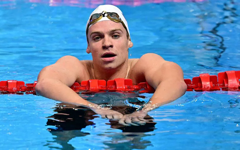 Léon Marchand avance avec confiance malgré des séries difficiles au 400 m 4 nages