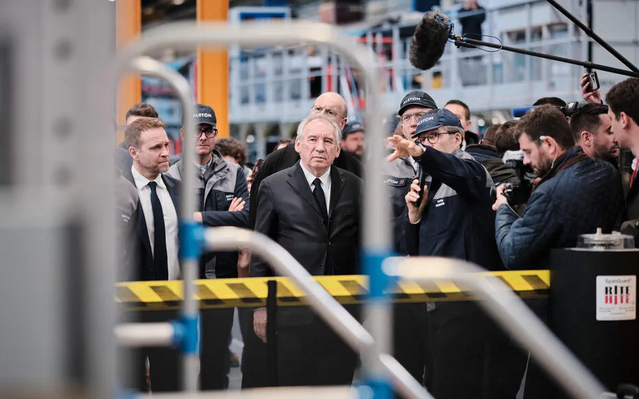 Les chefs d'entreprise interrompent leurs vacances pour la conférence de presse de Bayrou