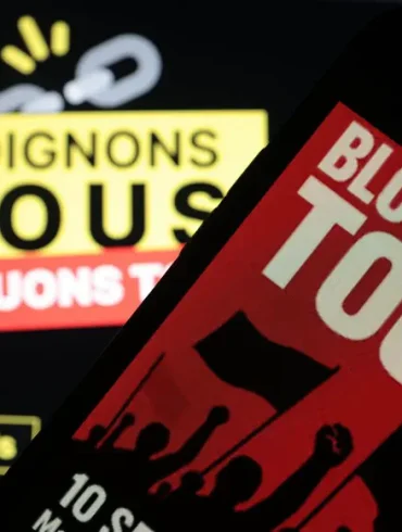 Les sympathisants de La France Insoumise se rassemblent et préparent une « grève générale » pour le 10 septembre