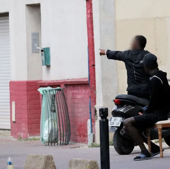 L'étude ou le danger : un débat autour de la distribution gratuite de fournitures scolaires