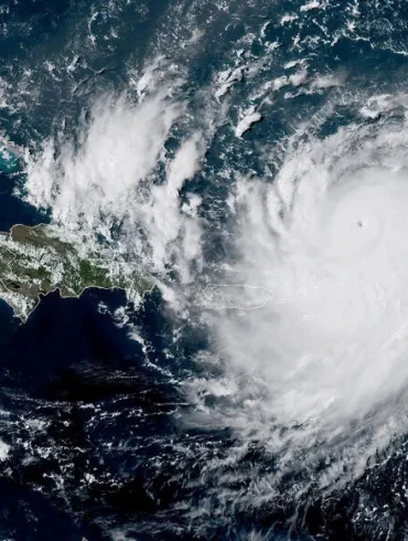 L'ouragan Erin se renforce en catégorie 5 : une tempête meurtrière en route vers les Caraïbes