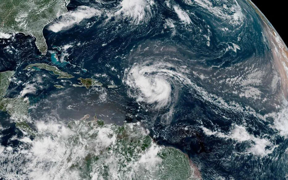 L'ouragan Erin se renforce en tempête tropicale