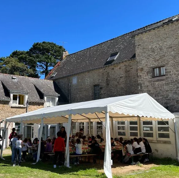 Malchanceux Nolann manquant les vacances d'été à La Trinité-sur-Mer