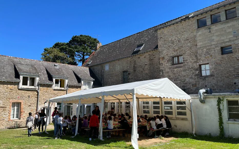 Malchanceux Nolann manquant les vacances d'été à La Trinité-sur-Mer