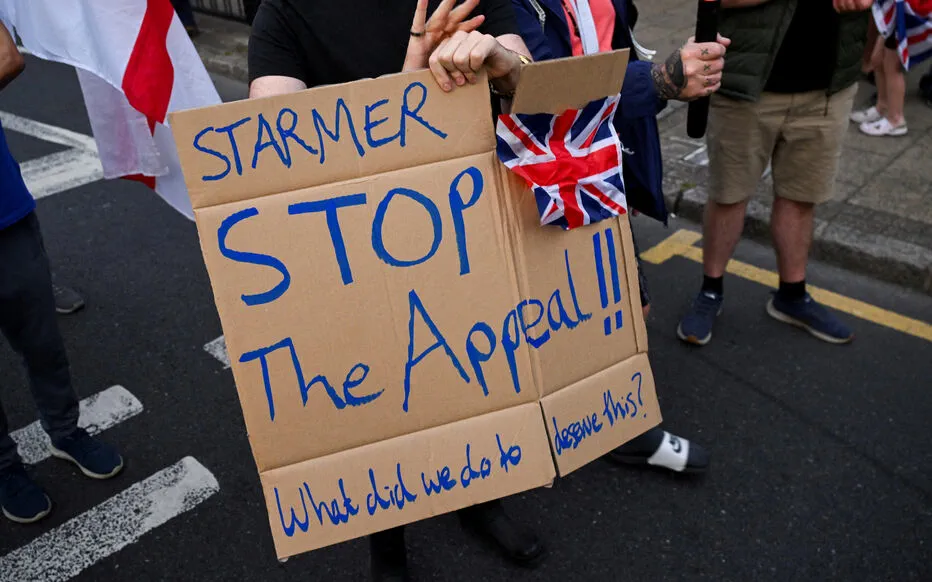 Manifestation contre l'hébergement de demandeurs d'asile à Londres : trois inculpations et une nouvelle autorisation
