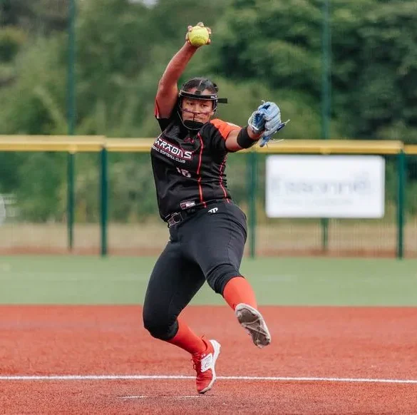 Océane, 14 ans, représentant la France à la Coupe d'Europe des clubs de softball