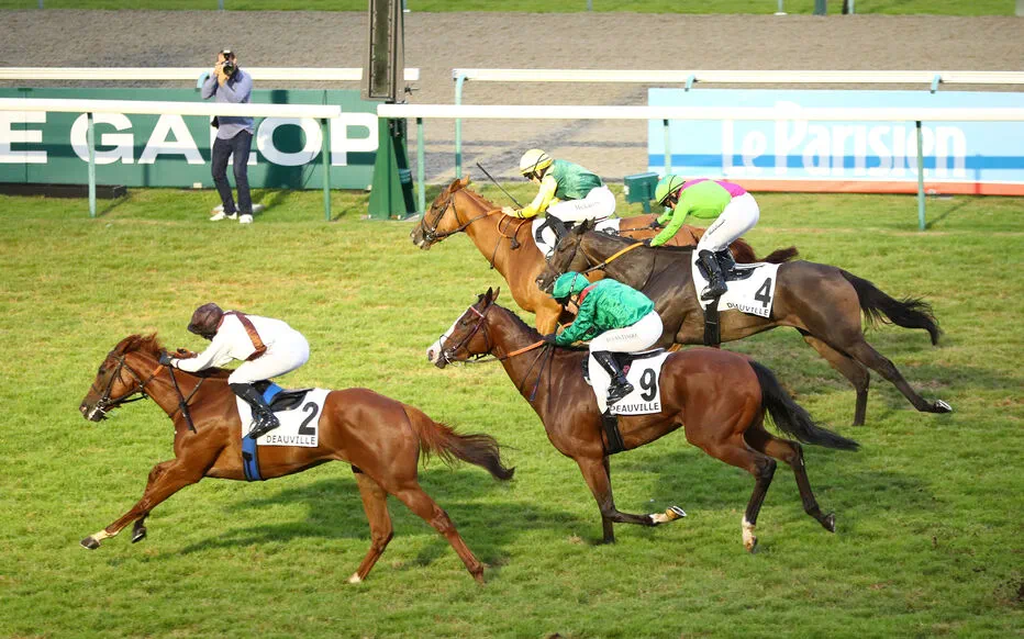 Quinté+ du meeting estival à Deauville : Ambre Molins remporte le Grand Prix des Femmes Jockeys