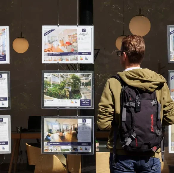 Sami trouve un logement à prix abordable en revenant chez ses parents